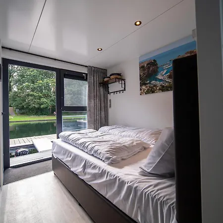 Houseboat Mookerplas With A View, Cleaning Included Botel *