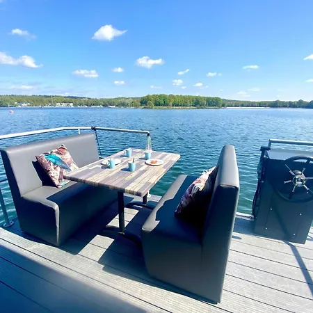 Luxury Houseboat With Beautiful Views, Cleaning Included Bateau-hôtel Middelaar