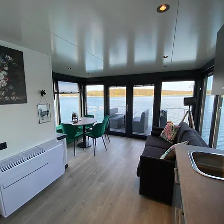 Botel Houseboat Mookerplas With A View, Cleaning Included